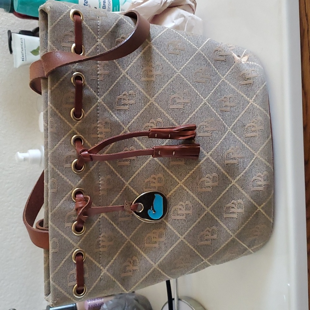 Dooney & bourke signature purse